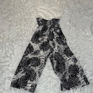 Jumpsuit with leaf pattern on the bottoms